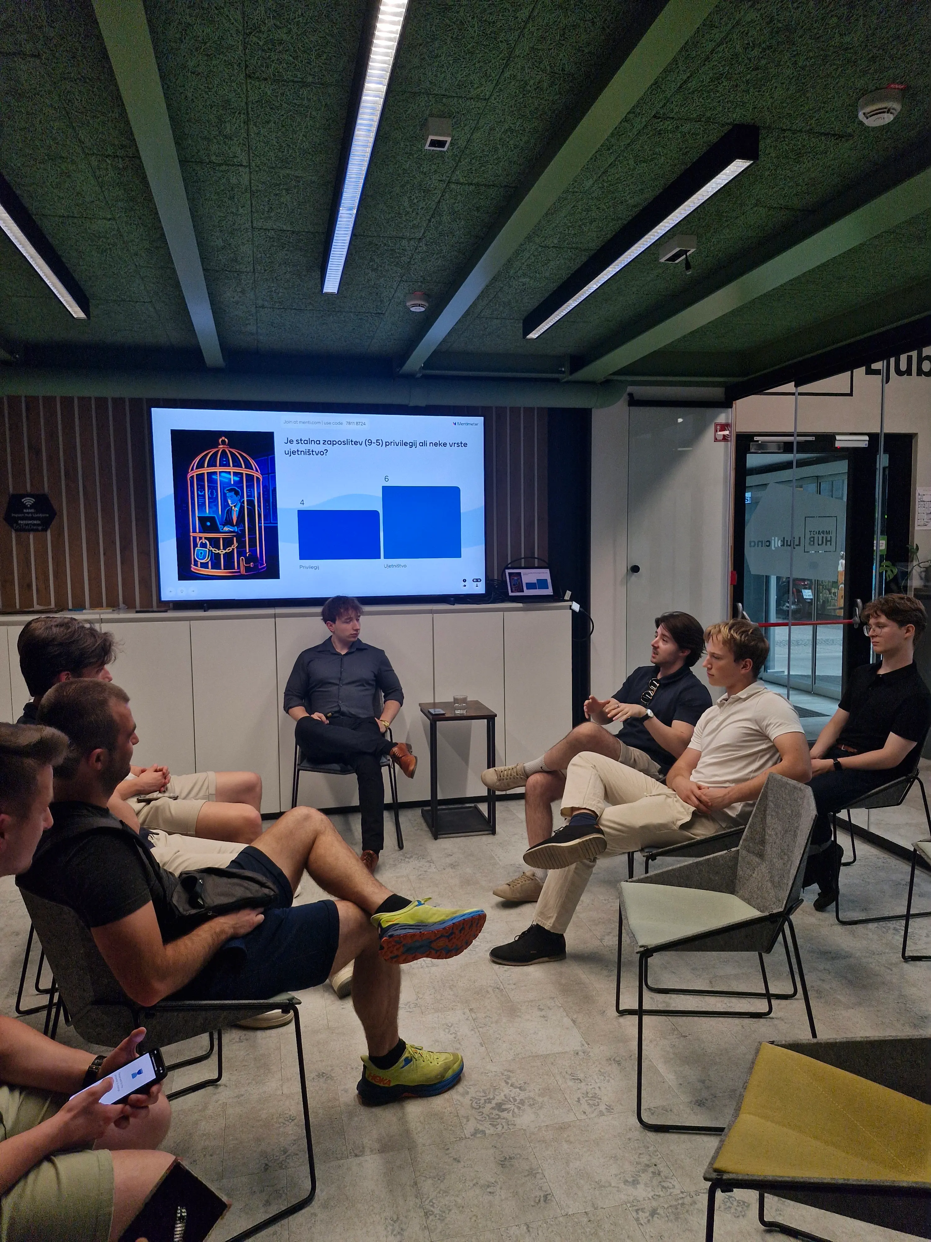 Udeleženci razprave Shape Talk v prostoru dogodka.