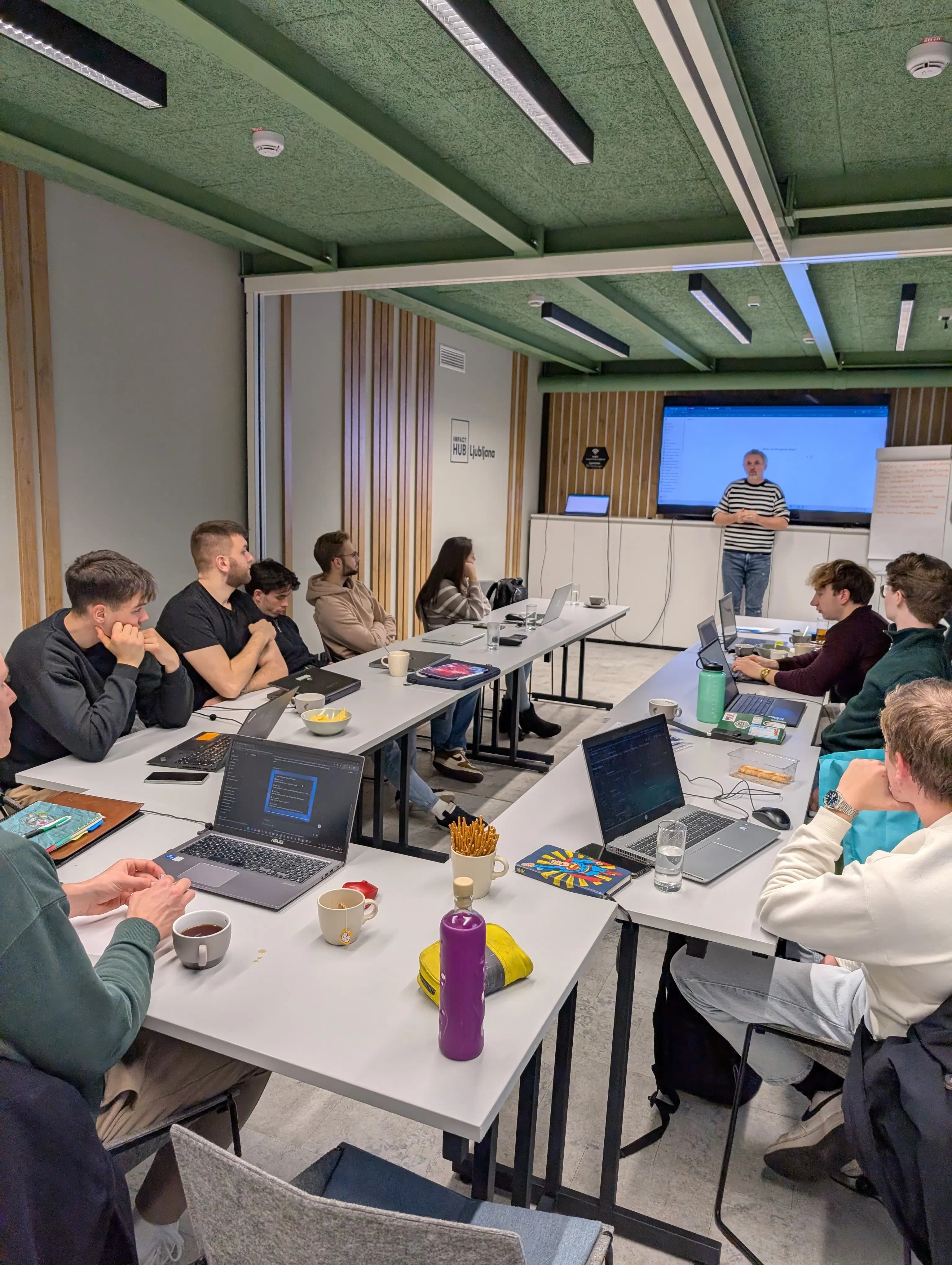 Udeleženci dogodka Global Shapers Ljubljana med delavnico in pogovorom.