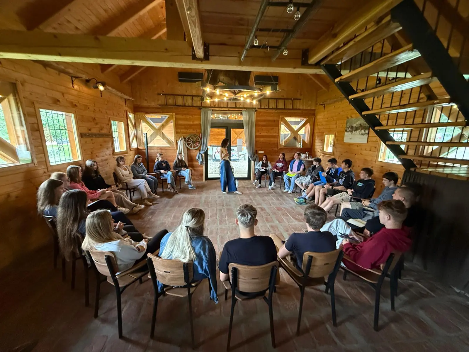 Skupina mladih na poletni šoli Pot do uspeha.